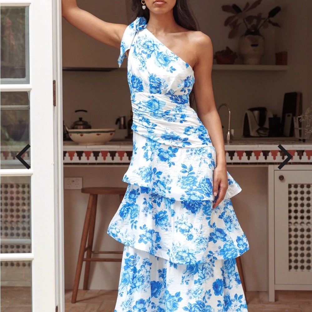 NWT Selfie Leslie Kenny one shoulder tiered maxi dress